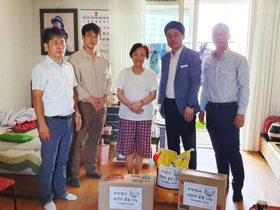 안성지점 나누리봉사단 취약가구 물품전달 기념 단체사진2